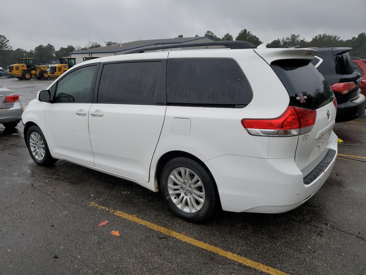 Image 2 of 2014 TOYOTA SIENNA XLE 2014 with VIN 5TDYK3DC6ES499958