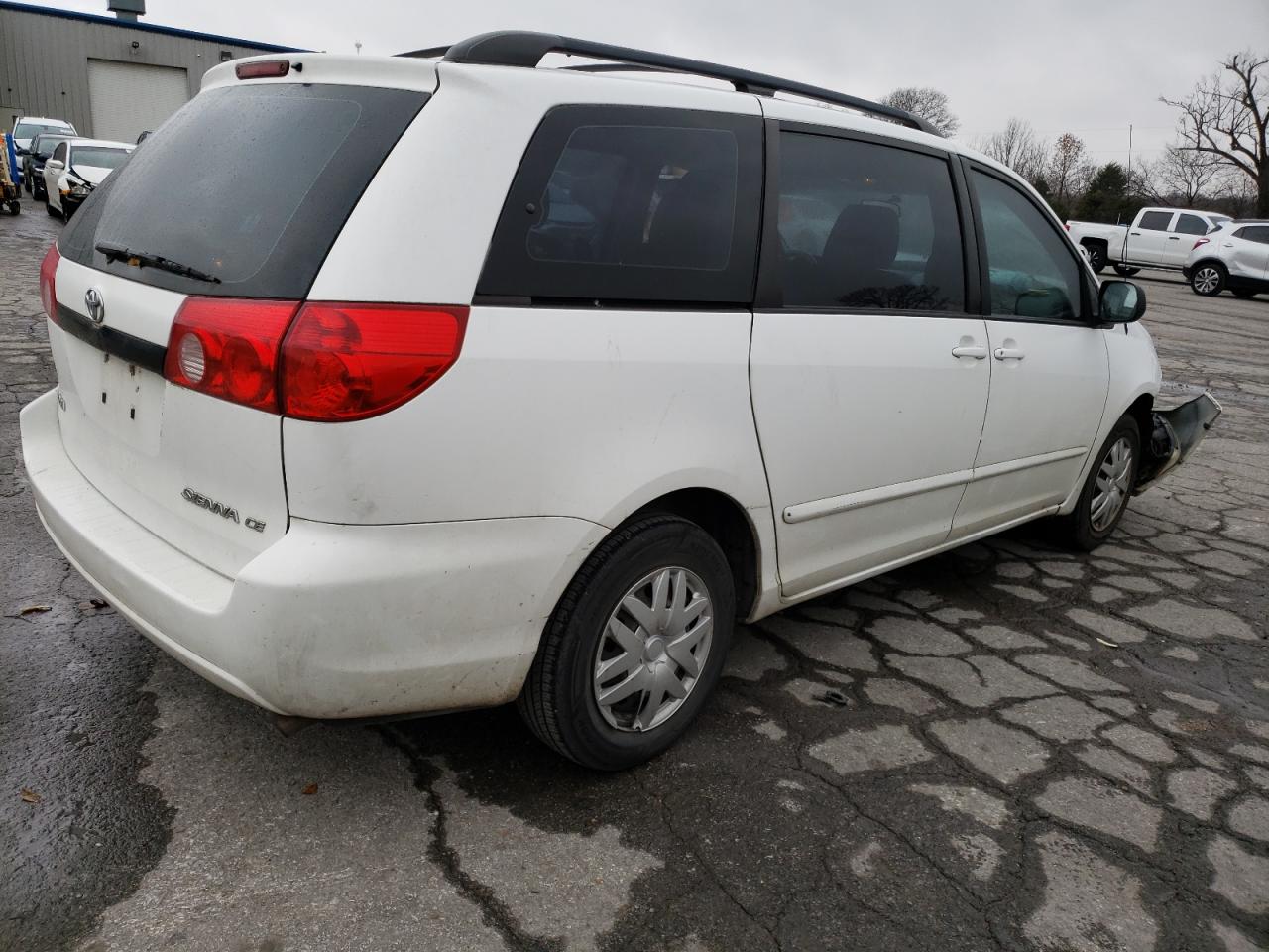 Obraz 3 z 2010 TOYOTA SIENNA CE 2010 z VIN 5TDKK4CC4AS317343
