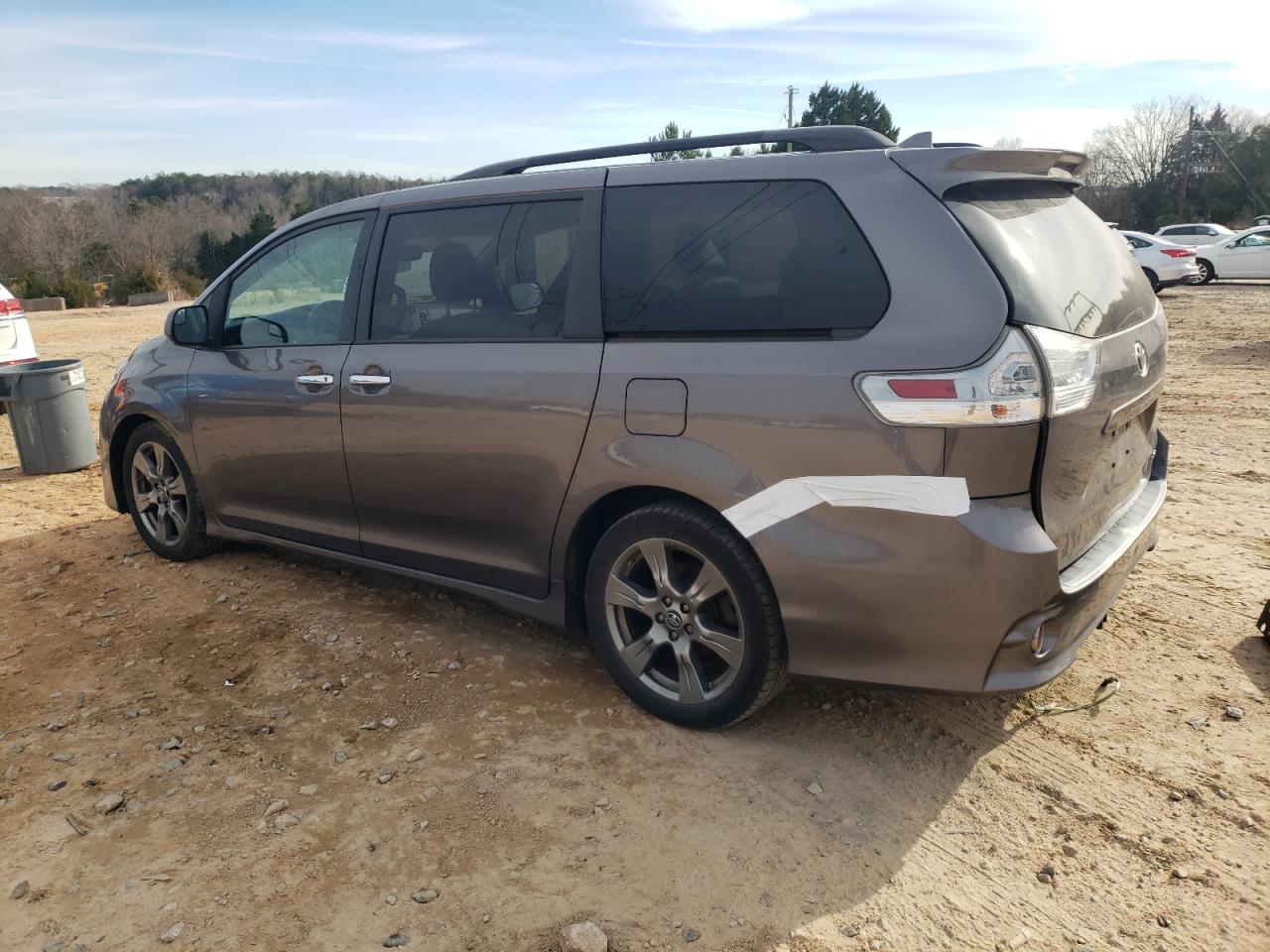 Image 2 of 2018 TOYOTA SIENNA SE 2018 with VIN 5TDXZ3DC9JS914952