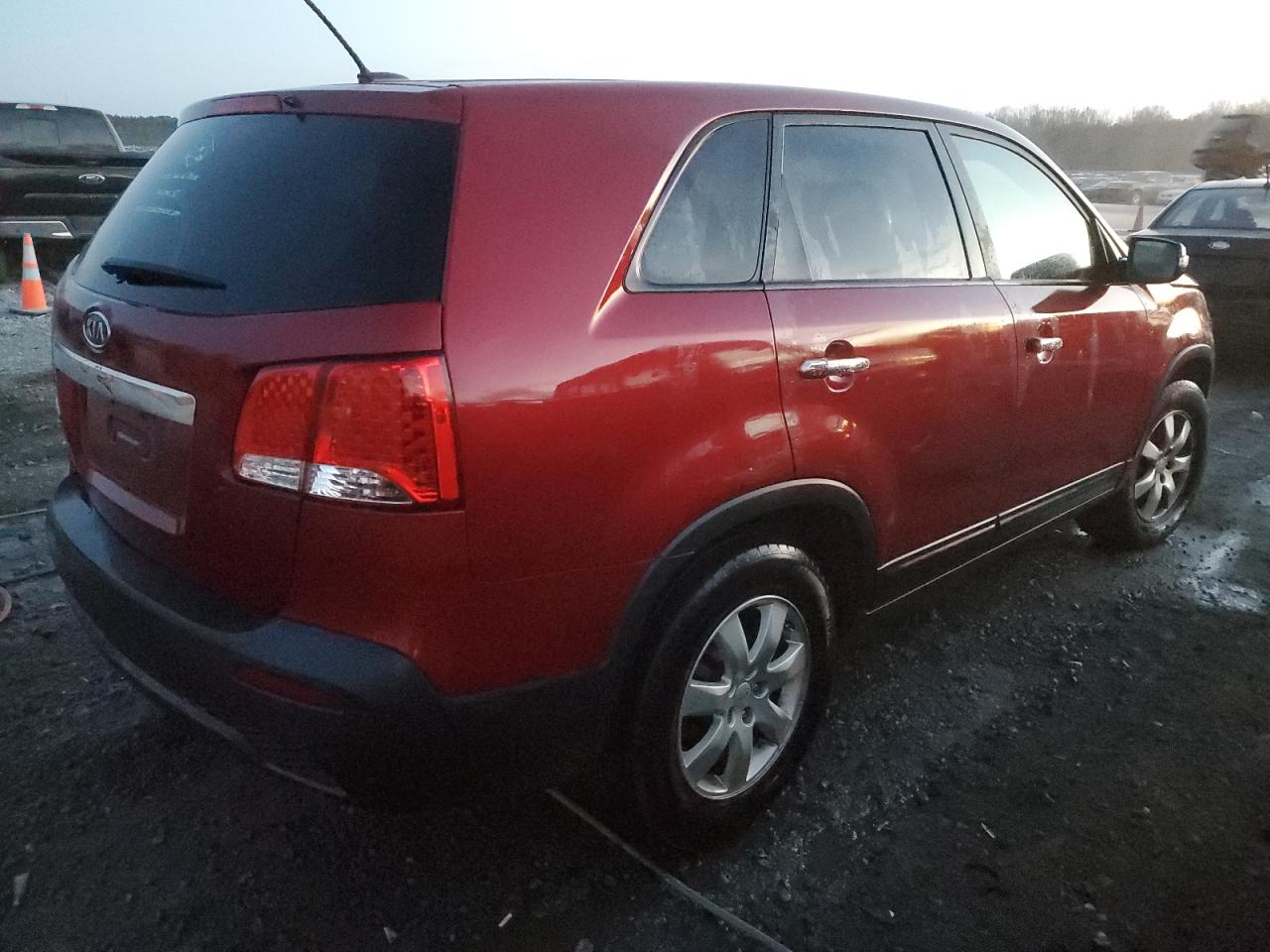 Image 3 of 2011 KIA SORENTO BASE 2011 with VIN 5XYKT3A18BG021944