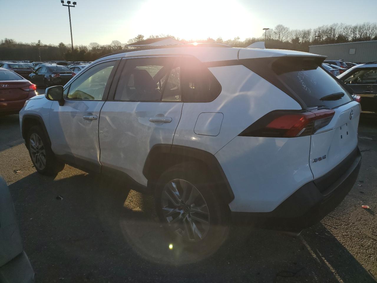 Obraz 2 z 2019 TOYOTA RAV4 XLE PREMIUM 2019 z VIN JTMA1RFV4KD040571