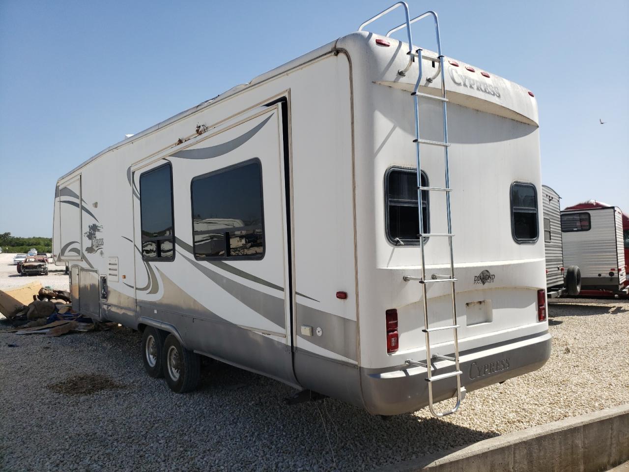 Image 3 of 2007 CYPR 5TH WHEEL 2007 with VIN 1NFLS372570221018