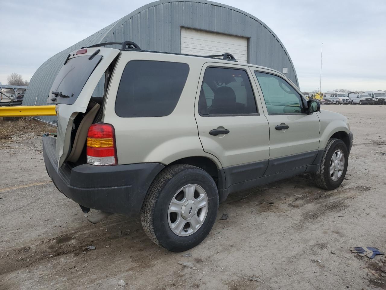 Image 3 of 2004 FORD ESCAPE XLT 2004 with VIN 1FMYU03144DA21066