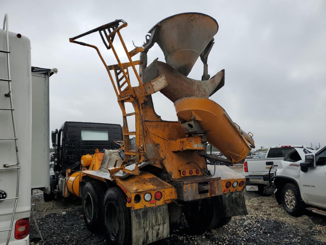 Image 3 of 2015 VOLVO VHD  2015 with VIN 4V5KC9DF2FN192262