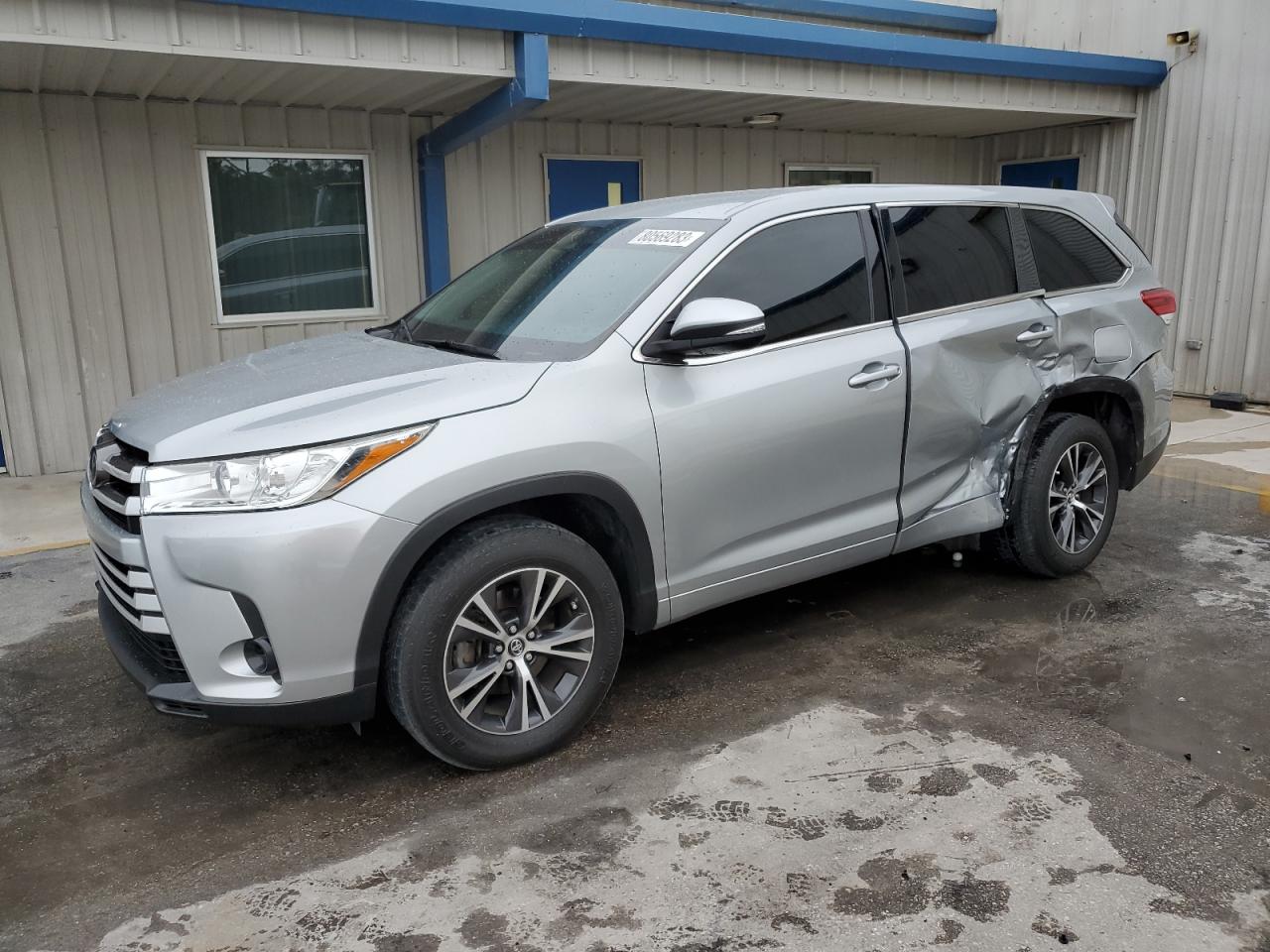 Image 1 of 2018 TOYOTA HIGHLANDER LE 2018 with VIN 5TDZARFH9JS041831