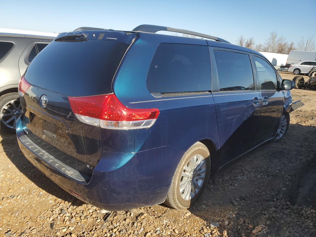 Image 3 of 2011 TOYOTA SIENNA XLE 2011 with VIN 5TDYK3DC3BS161252