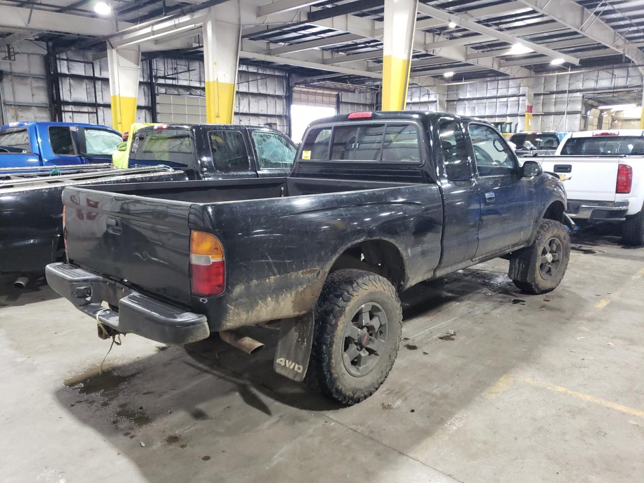 Image 3 of 2000 TOYOTA TACOMA XTRACAB 2000 with VIN 5TEWN72N4YZ717705