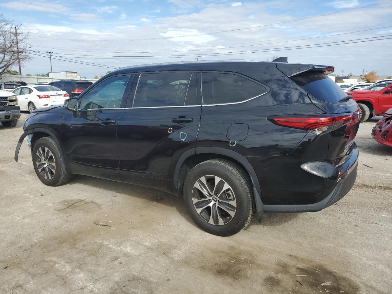 Image 2 of 2021 TOYOTA HIGHLANDER XLE 2021 with VIN 5TDGZRBH1MS551746
