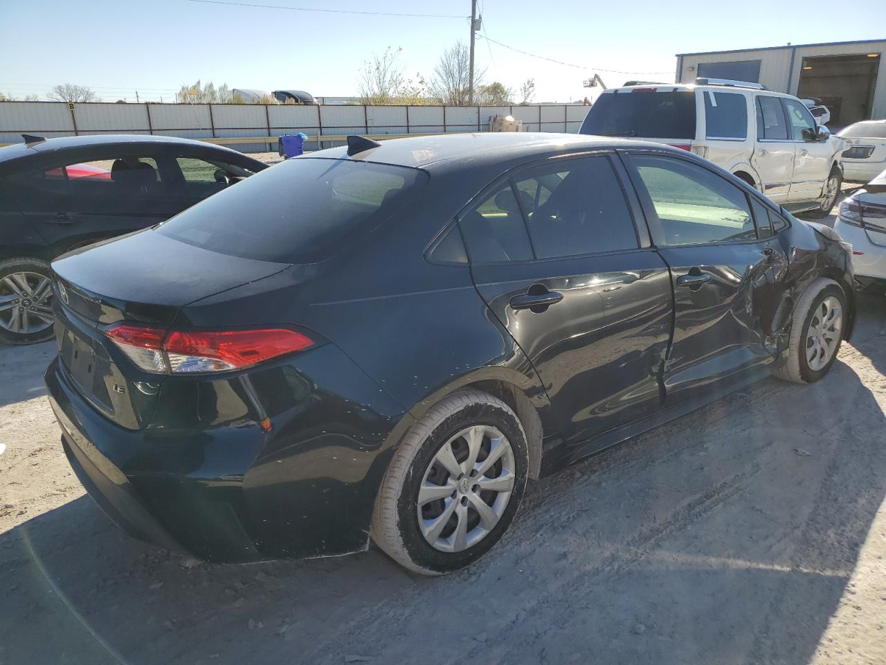 Image 3 of 2020 TOYOTA COROLLA LE 2020 with VIN JTDEPRAE2LJ003738