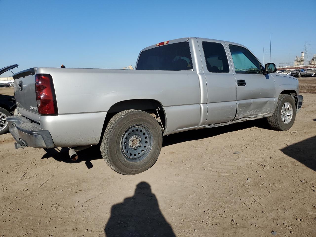 Image 3 of 2004 CHEVROLET SILVERADO C1500 2004 with VIN 2GCEC19T741128360