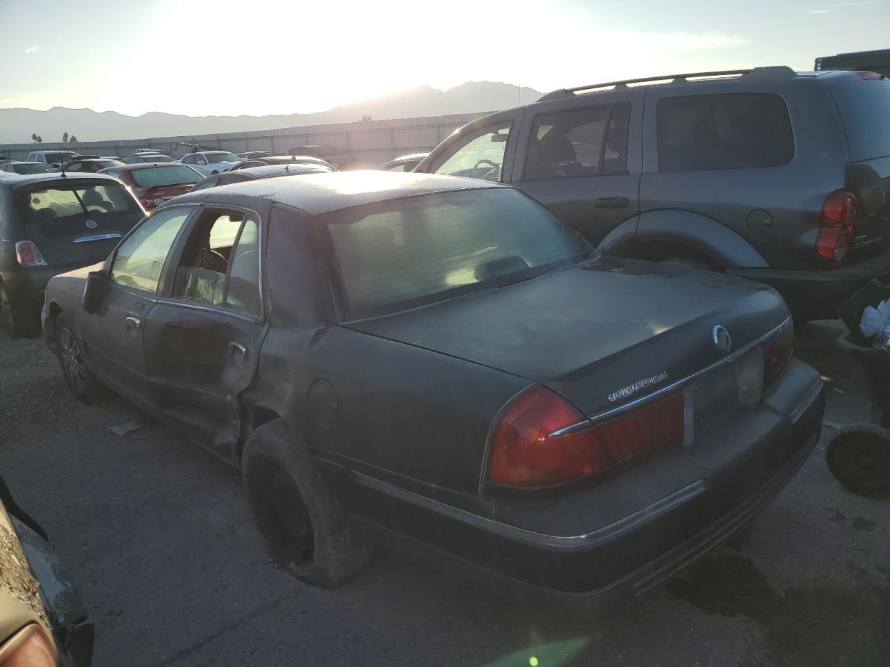 Image 2 of 2000 MERCURY GRAND MARQUIS GS 2000 with VIN 2MEFM74W3YX656145