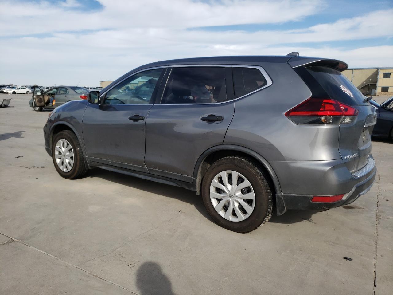 Obraz 2 z 2018 NISSAN ROGUE S 2018 z VIN KNMAT2MT3JP611094