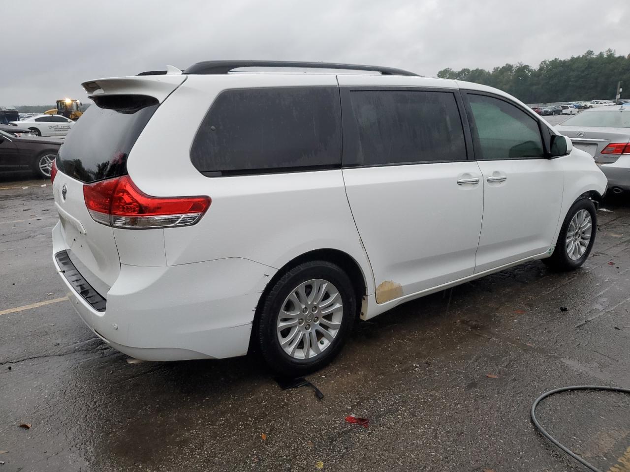 Image 3 of 2014 TOYOTA SIENNA XLE 2014 with VIN 5TDYK3DC6ES499958