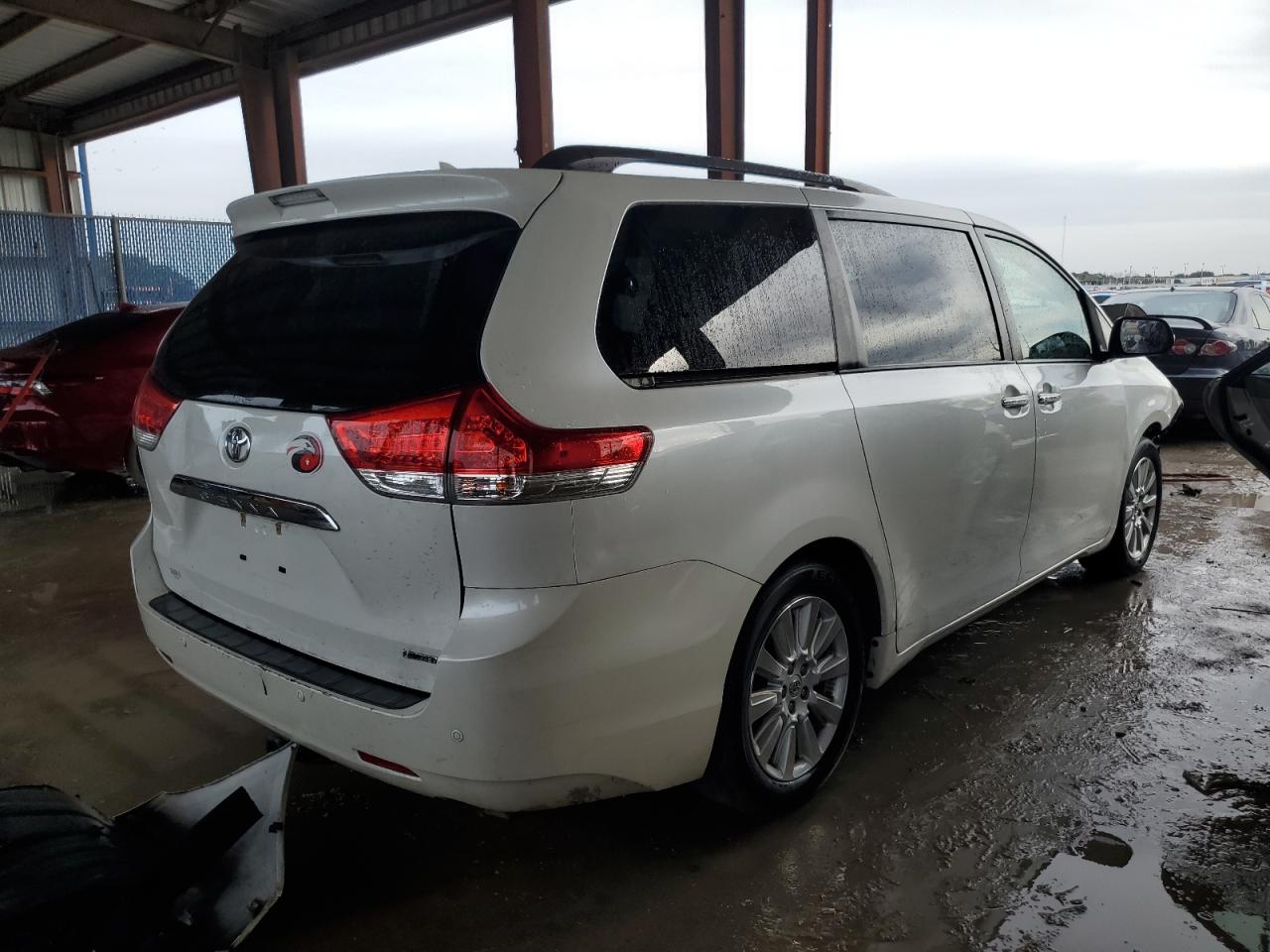 Изображение 3 2013 TOYOTA SIENNA XLE 2013 с VIN 5TDYK3DC6DS316864