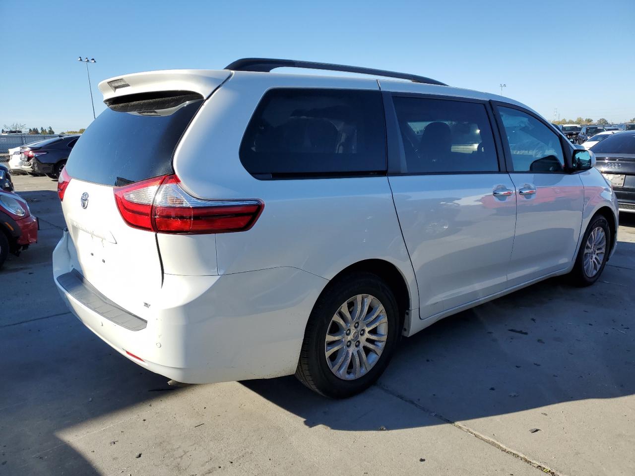 Image 3 of 2015 TOYOTA SIENNA XLE 2015 with VIN 5TDYK3DC2FS647055
