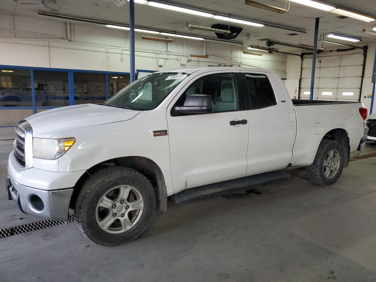 Изображение 1 Toyota Tundra Double Cab Sr5 2012 с VIN 5TFUW5F10CX240450