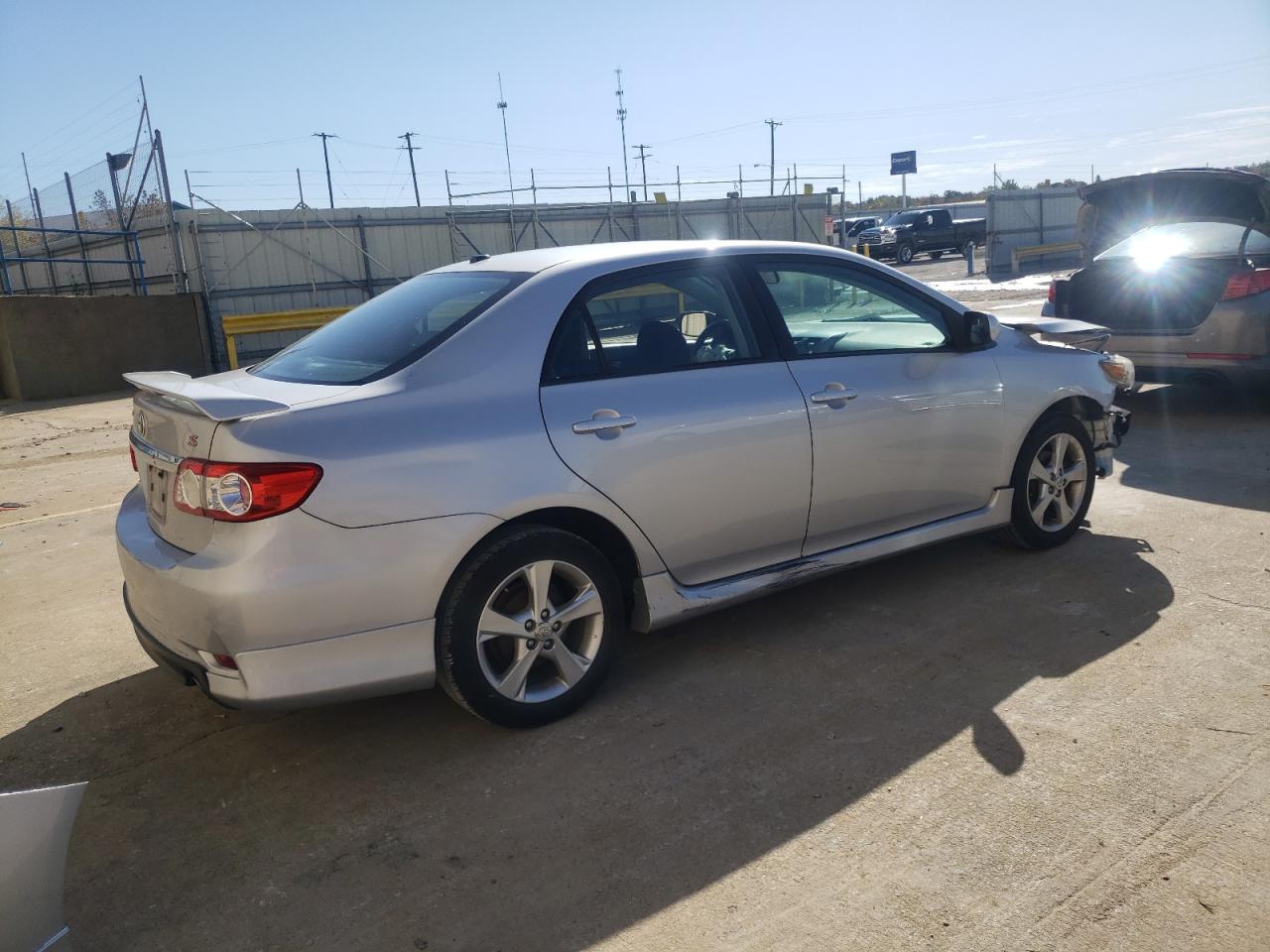 Изображение 3 Toyota Corolla Base 2011 с VIN 2T1BU4EE6BC728990