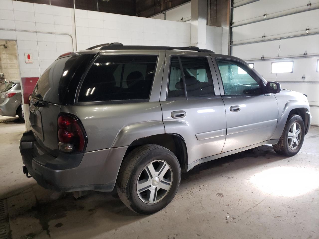 Image 3 of 2005 CHEVROLET TRAILBLAZER LS 2005 with VIN 1GNDT13S852291846