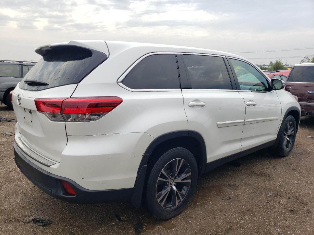 Image 3 of 2019 TOYOTA HIGHLANDER LE 2019 with VIN 5TDZARFH6KS042307