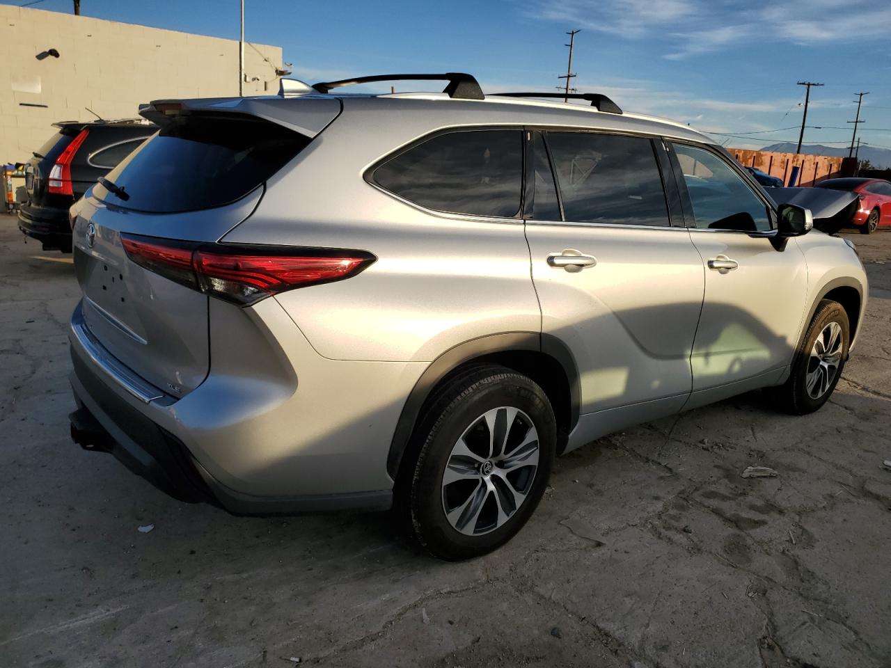 Obraz 3 z 2022 TOYOTA HIGHLANDER XLE 2022 z VIN 5TDHZRAH7NS093024