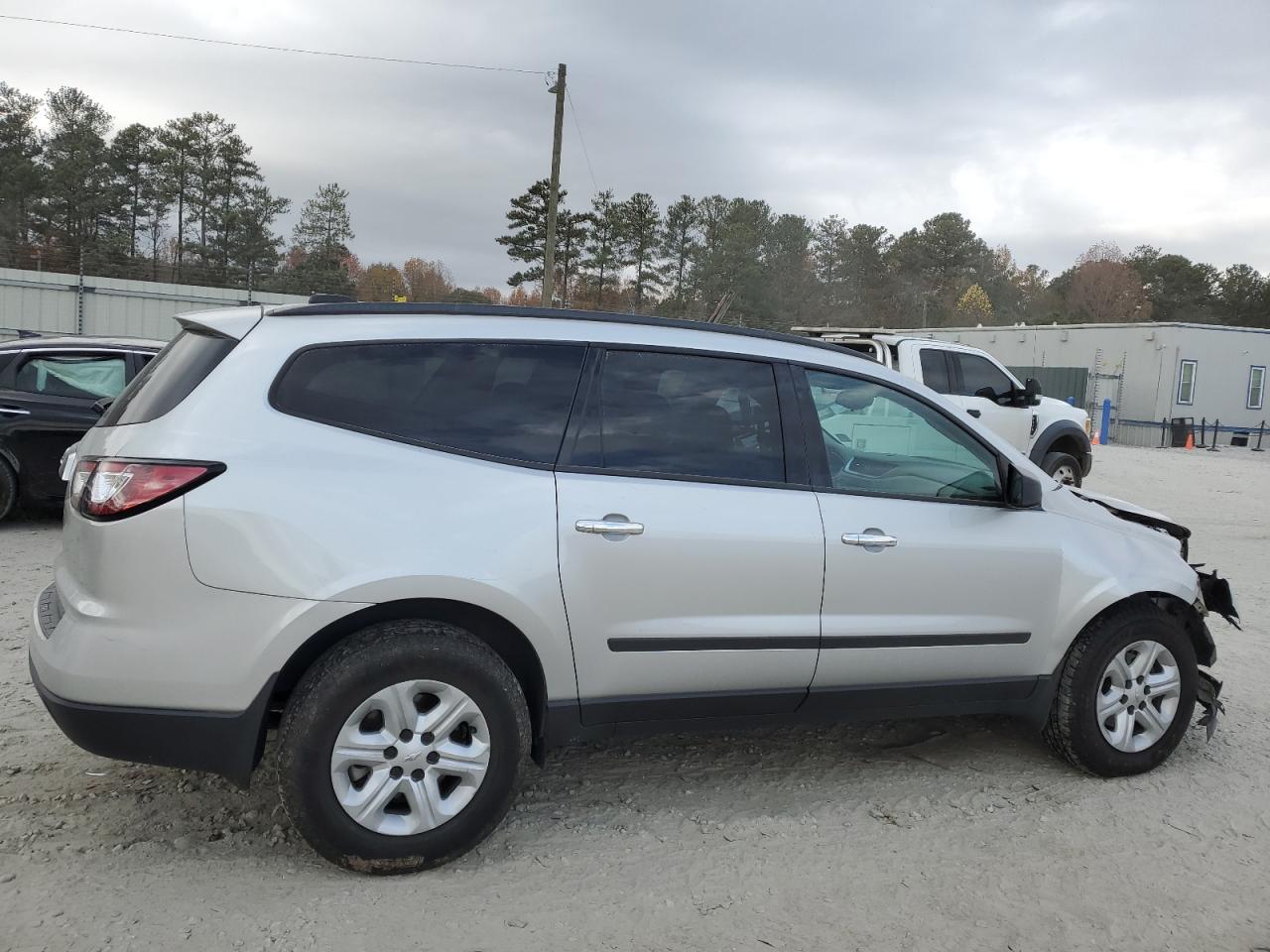 Obraz 3 z 2017 CHEVROLET TRAVERSE LS 2017 z VIN 1GNKRFED1HJ342874