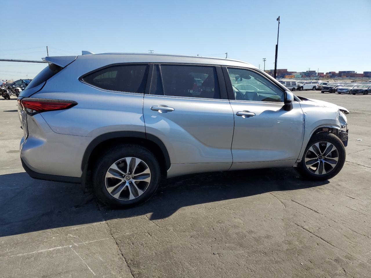 Image 3 of 2022 TOYOTA HIGHLANDER XLE 2022 with VIN 5TDGZRBH0NS201574