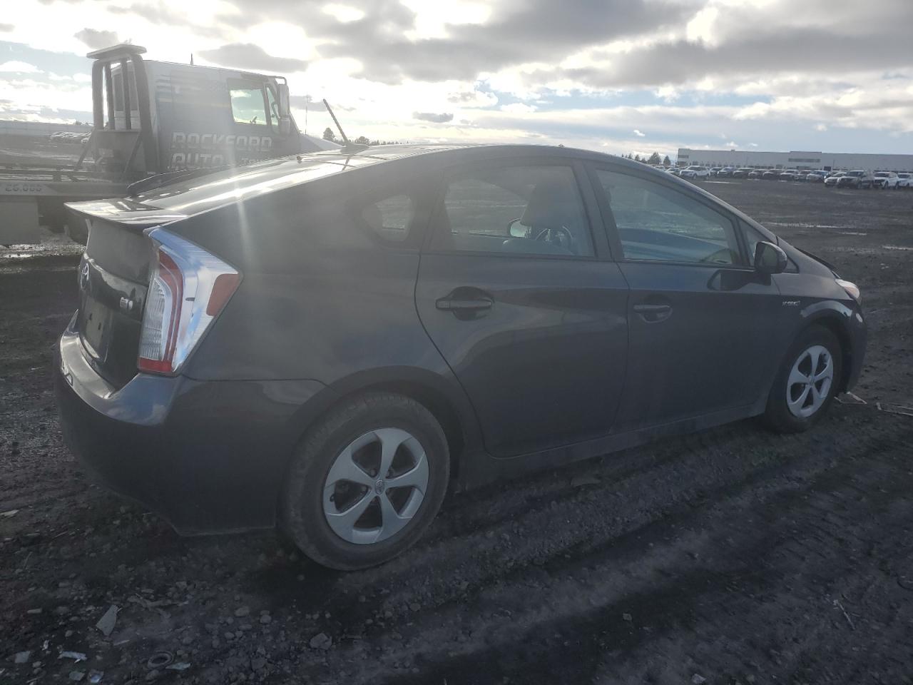 Image 3 of 2015 TOYOTA PRIUS  2015 with VIN JTDKN3DU3F1999158