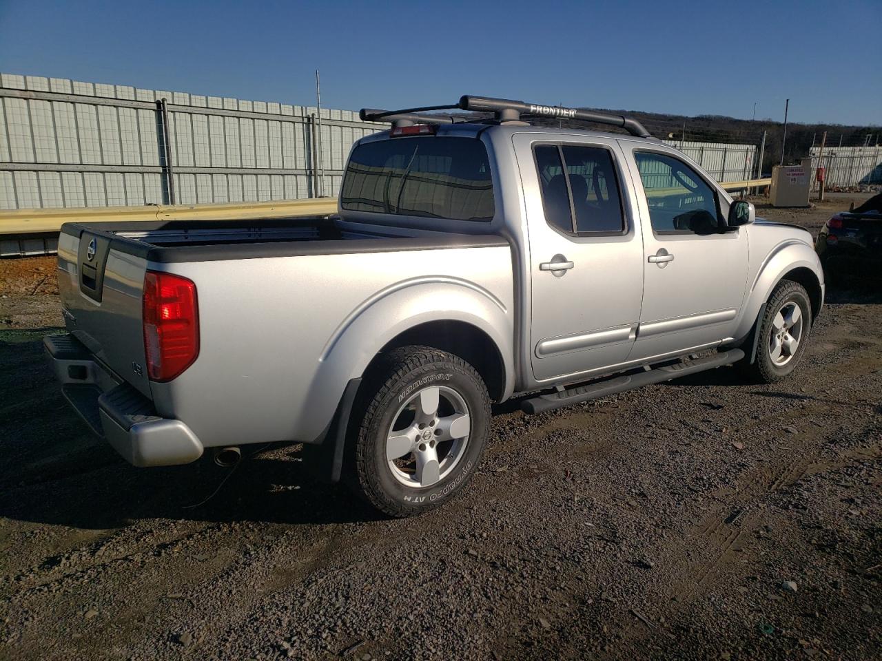 Image 3 of 2005 NISSAN FRONTIER CREW CAB LE 2005 with VIN 1N6AD07W35C400608
