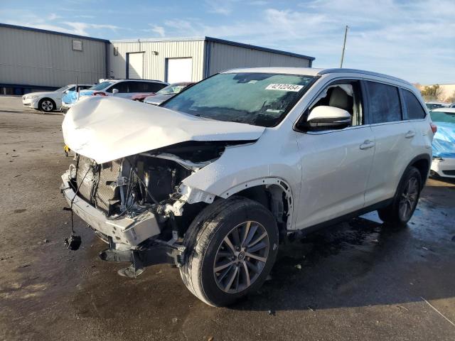 Image 1 of 2019 TOYOTA HIGHLANDER SE 2019 with VIN 5TDKZRFH3KS327895