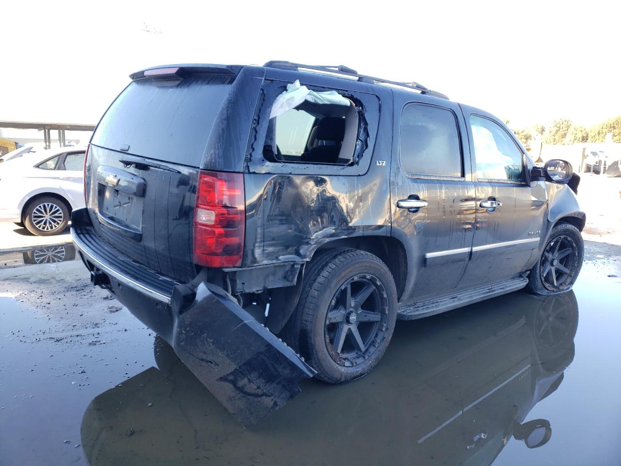 Image 3 of 2010 CHEVROLET TAHOE K1500 LTZ 2010 with VIN 1GNUKCE00AR233080