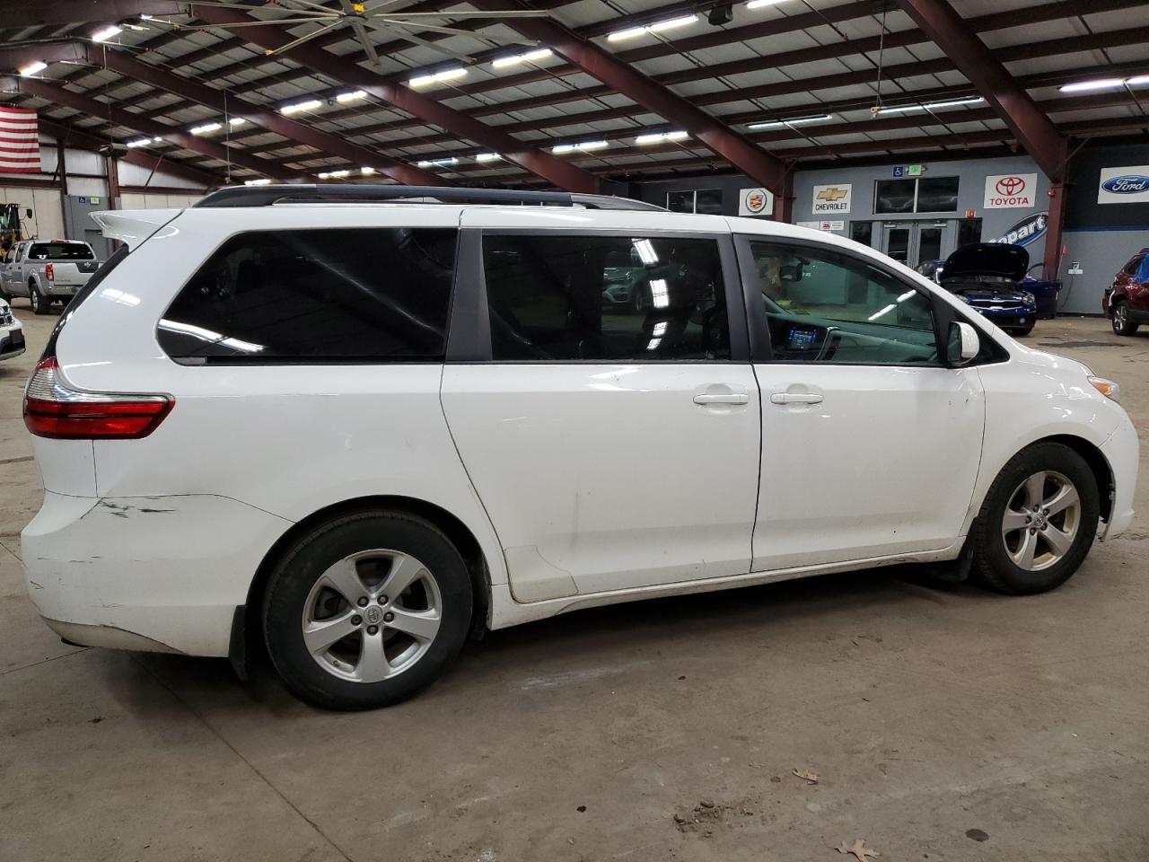 Obraz 3 z 2015 TOYOTA SIENNA LE 2015 z VIN 5TDKK3DC5FS670903