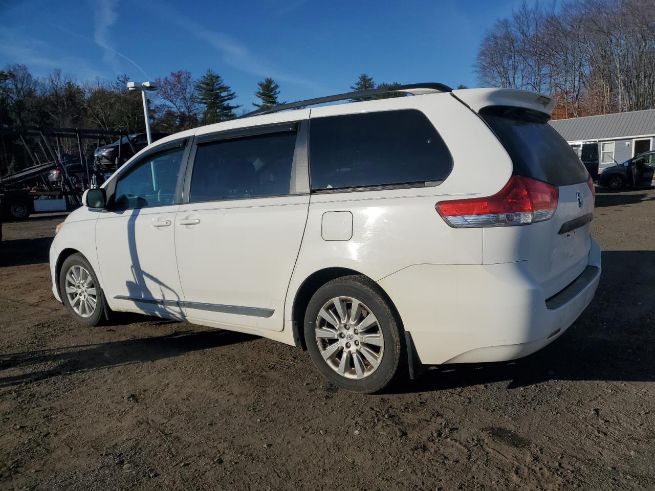 Image 2 of 2013 TOYOTA SIENNA XLE 2013 with VIN 5TDDK3DC9DS065501
