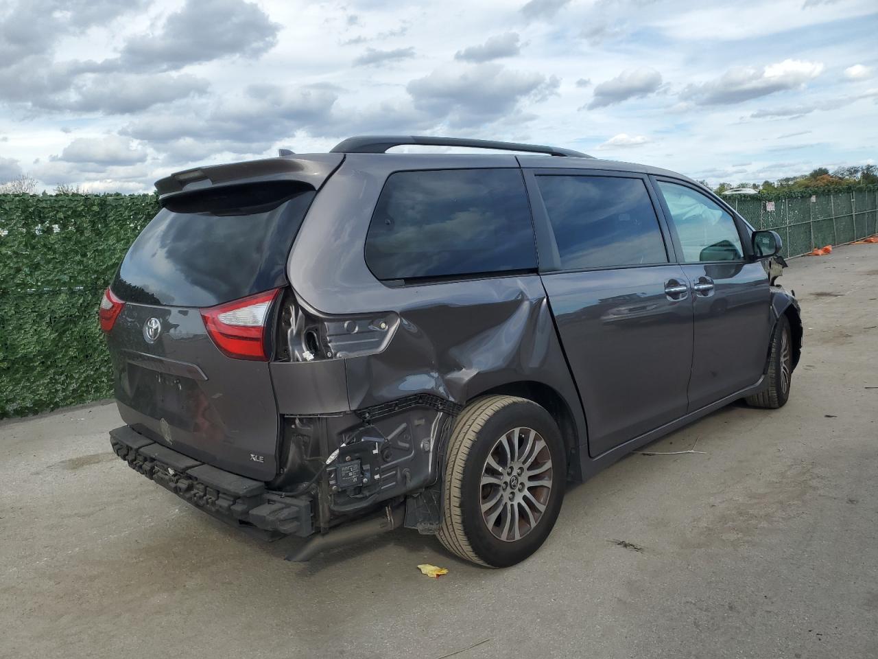 Obraz 3 z 2019 TOYOTA SIENNA XLE 2019 z VIN 5TDYZ3DC3KS984338