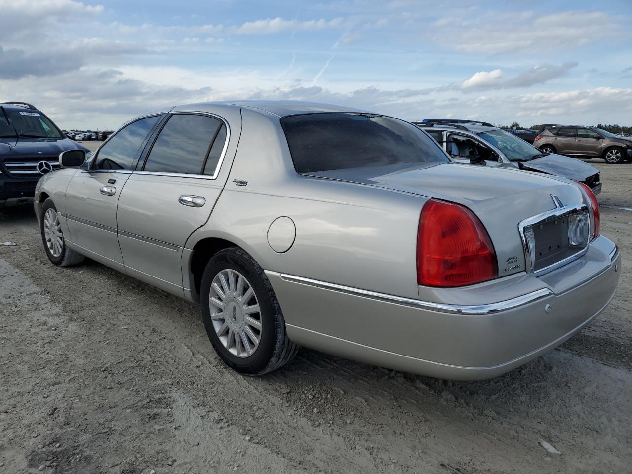 Obraz 2 z 2005 LINCOLN TOWN CAR SIGNATURE LIMITED 2005 z VIN 1LNHM82W15Y666151