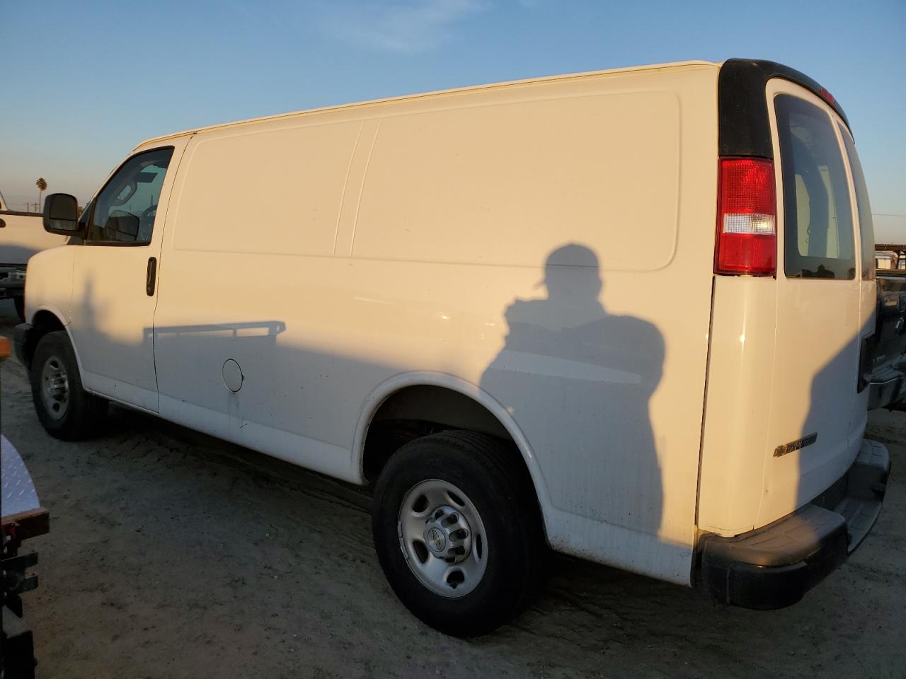 Obraz 2 z 2022 CHEVROLET EXPRESS G2500  2022 z VIN 1GCWGAFPXN1220411