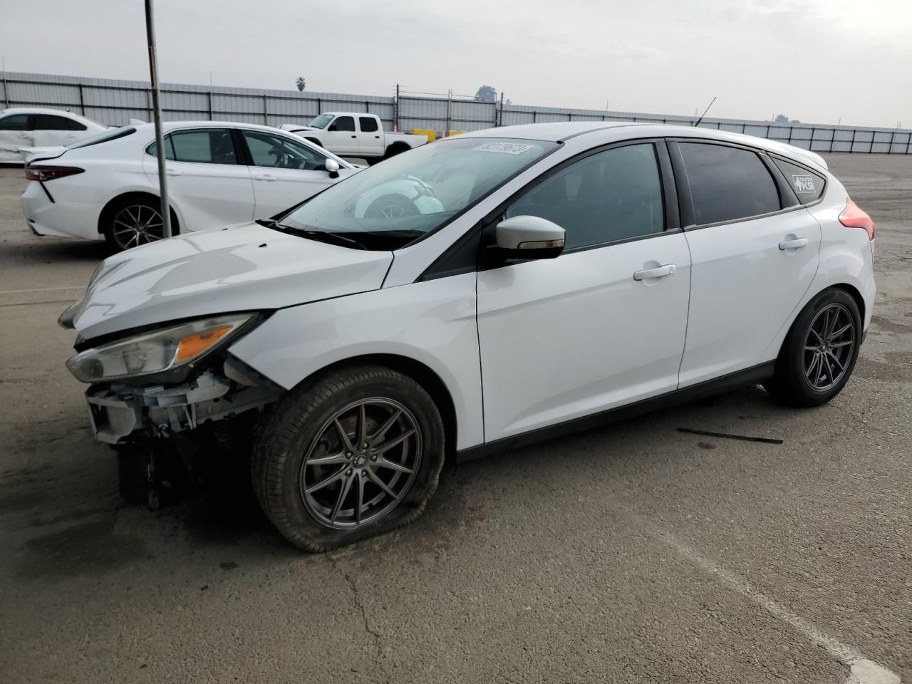 Obraz 1 z 2016 FORD FOCUS SE 2016 z VIN 1FADP3K26GL363365