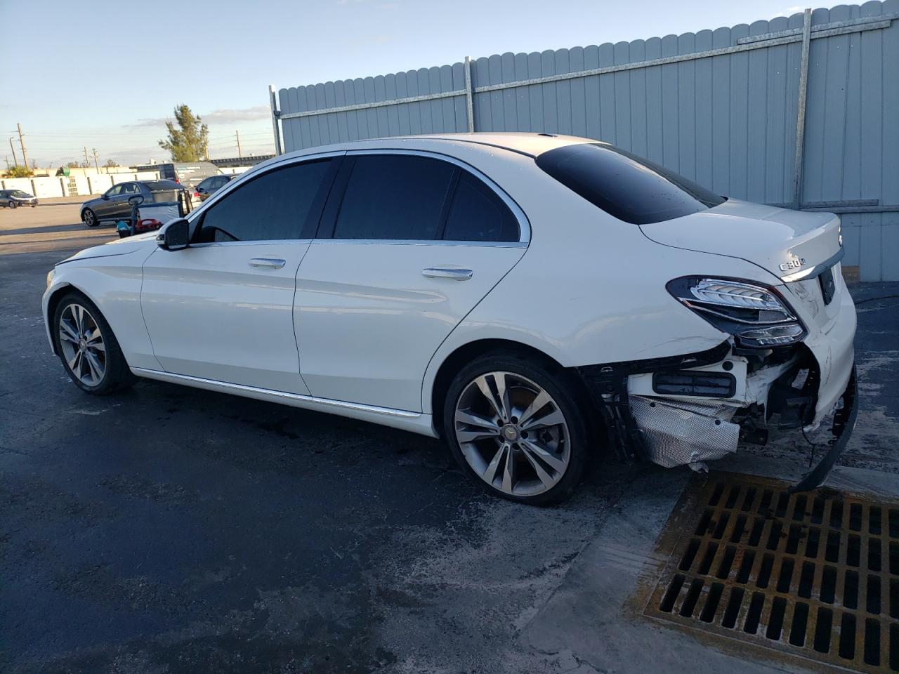 Obraz 2 z 2017 MERCEDES-BENZ C 300 2017 z VIN 55SWF4JB3HU207591