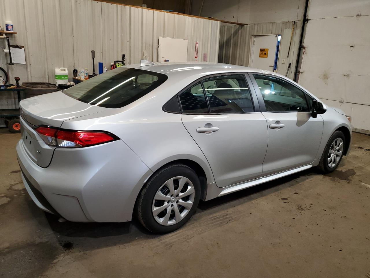 Obraz 3 z 2022 TOYOTA COROLLA LE 2022 z VIN 5YFEPMAE9NP318702