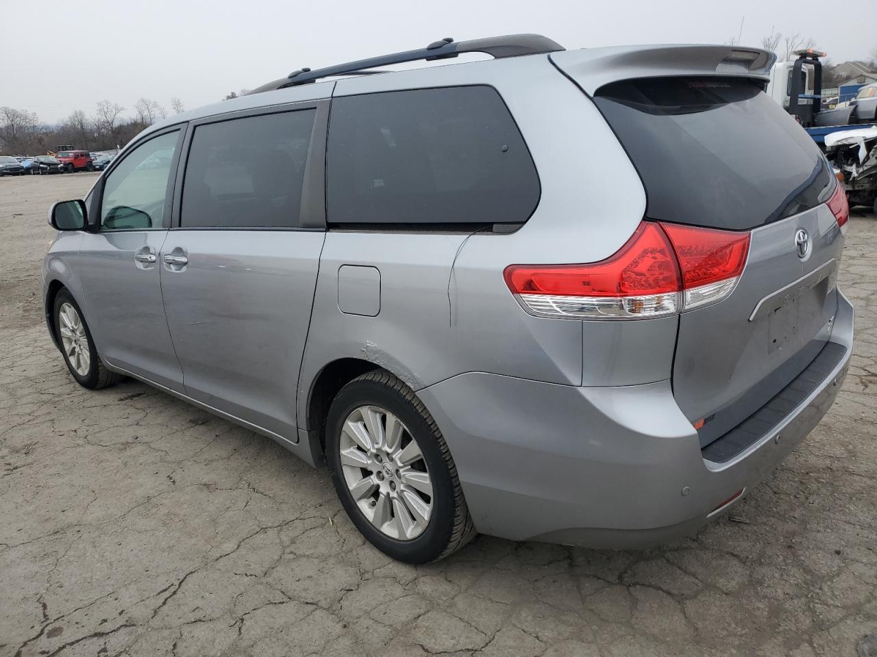 Image 2 of 2011 TOYOTA SIENNA XLE 2011 with VIN 5TDDK3DC1BS028505