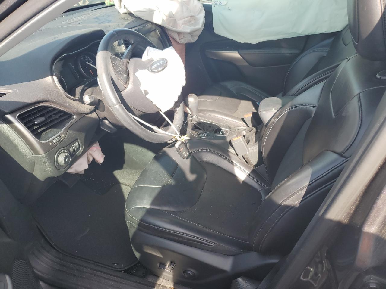 Изображение 1 2019 JEEP CHEROKEE LATITUDE PLUS 2019 с VIN 1C4PJLLB3KD327353