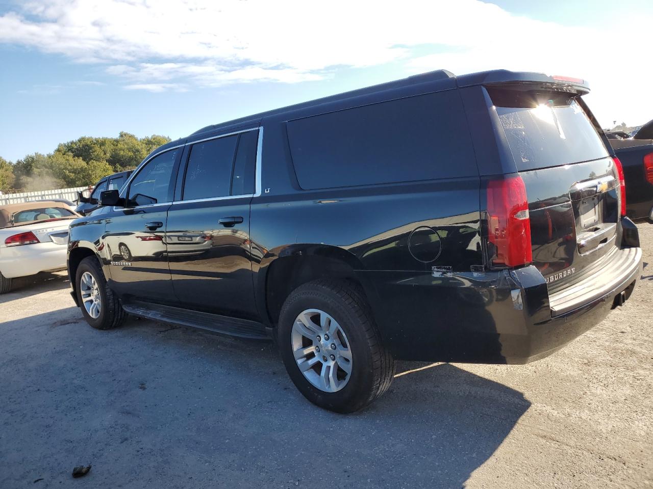 Image 2 of Chevrolet Suburban K1500 Lt 2019 with VIN 1GNSKHKC7KR382803