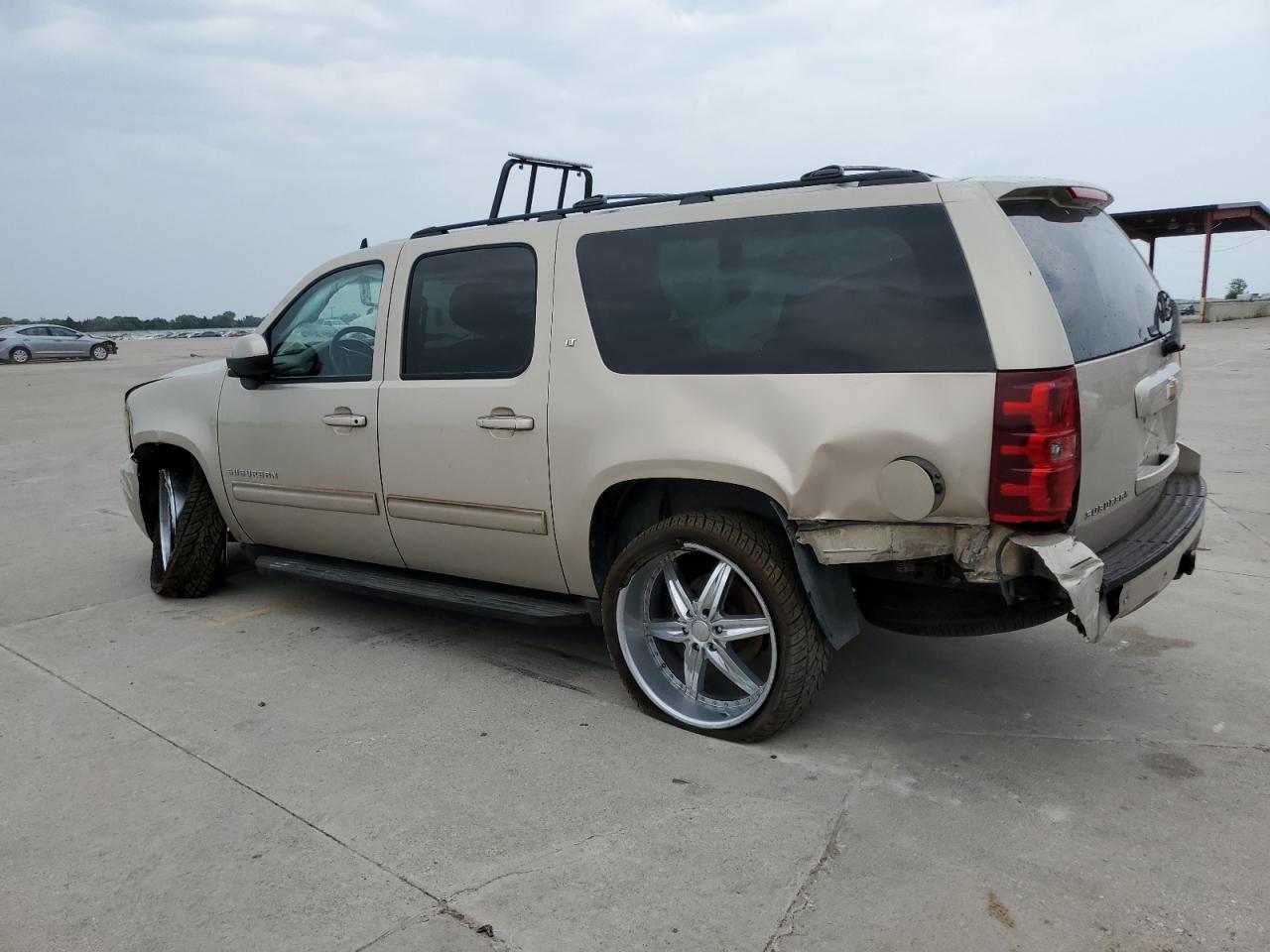 Image 2 of 2010 CHEVROLET SUBURBAN C1500 LT 2010 with VIN 1GNUCJE09AR228266