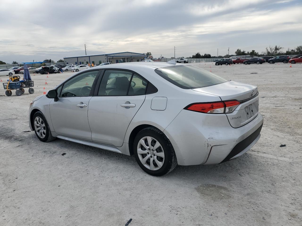 Obraz 2 z 2021 TOYOTA COROLLA LE 2021 z VIN JTDEPMAE5MJ138572