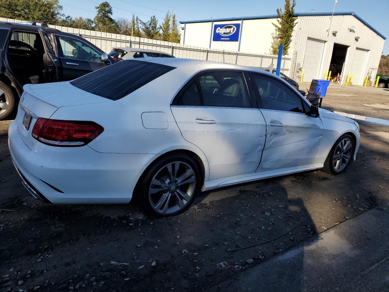 Obraz 3 z 2014 MERCEDES-BENZ E 350 2014 z VIN WDDHF5KB5EB002325