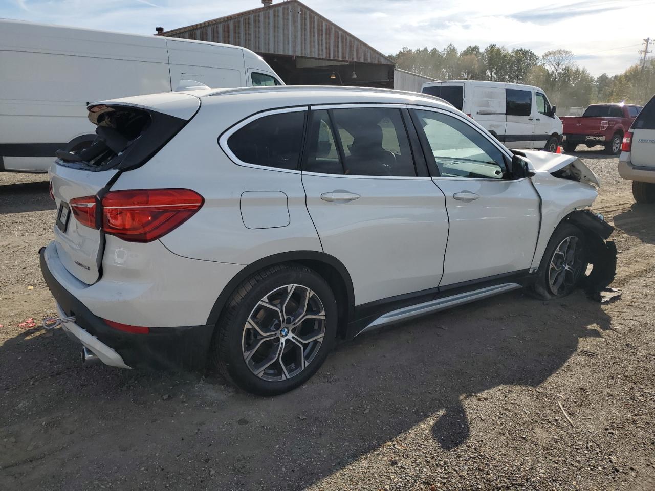 Obraz 3 z 2022 BMW X1 SDRIVE28I 2022 z VIN WBXJG7C0XN5V30610