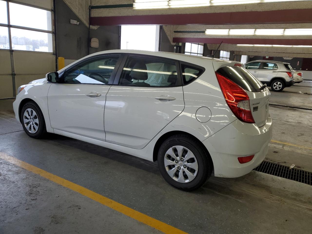 Изображение 2 2017 HYUNDAI ACCENT SE 2017 с VIN KMHCT5AE4HU356706