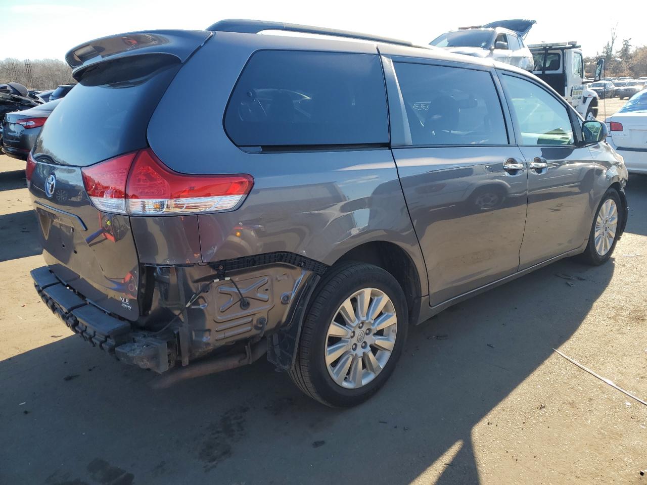 Image 3 of 2014 TOYOTA SIENNA XLE 2014 with VIN 5TDDK3DCXES090571