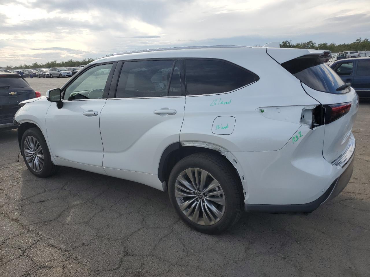 Изображение 2 2022 TOYOTA HIGHLANDER HYBRID PLATINUM 2022 с VIN 5TDEBRCH5NS074802