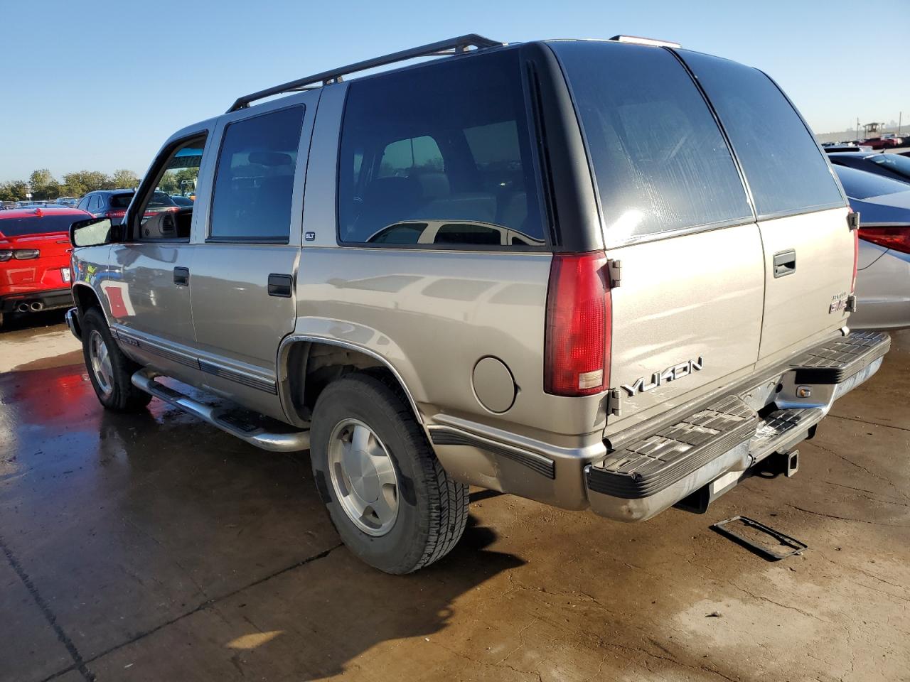 Image 2 of 1998 GMC YUKON  1998 with VIN 1GKEK13R2WJ736364