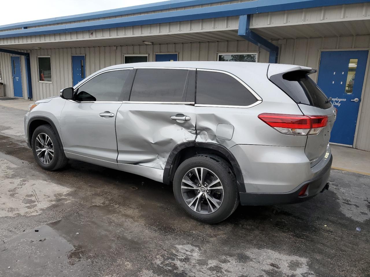 Image 2 of 2018 TOYOTA HIGHLANDER LE 2018 with VIN 5TDZARFH9JS041831